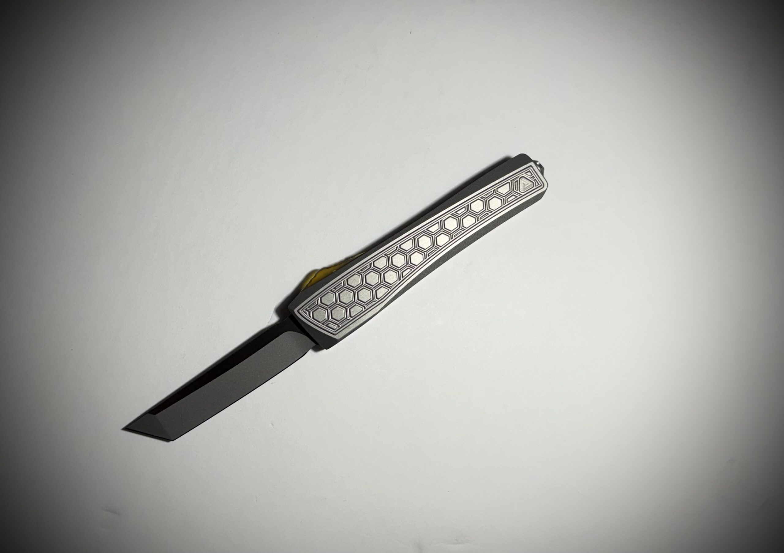 0331 Echo Natural/Black Split/ ULTEM/Stainless HoneyCore Tanto MagnaCut